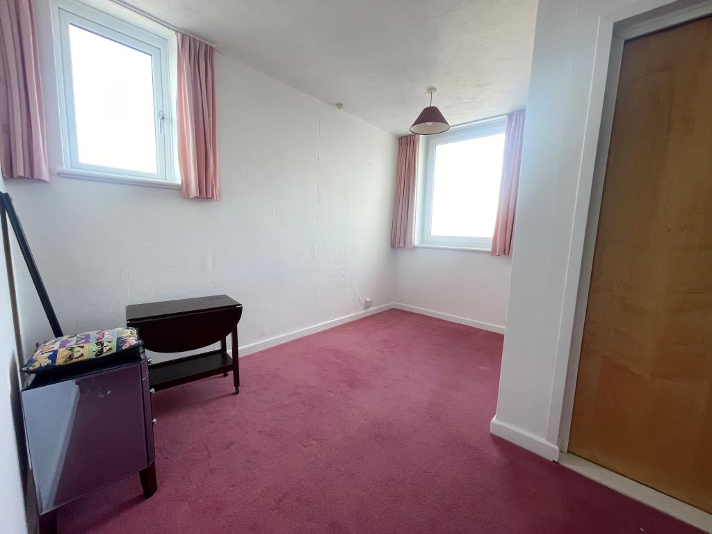 Lot: 131 - PENTHOUSE FLAT WITH STUNNING VIEWS OF SEAFRONT AND SURROUNDING COUNTRYSIDE - Third bedroom with double aspect